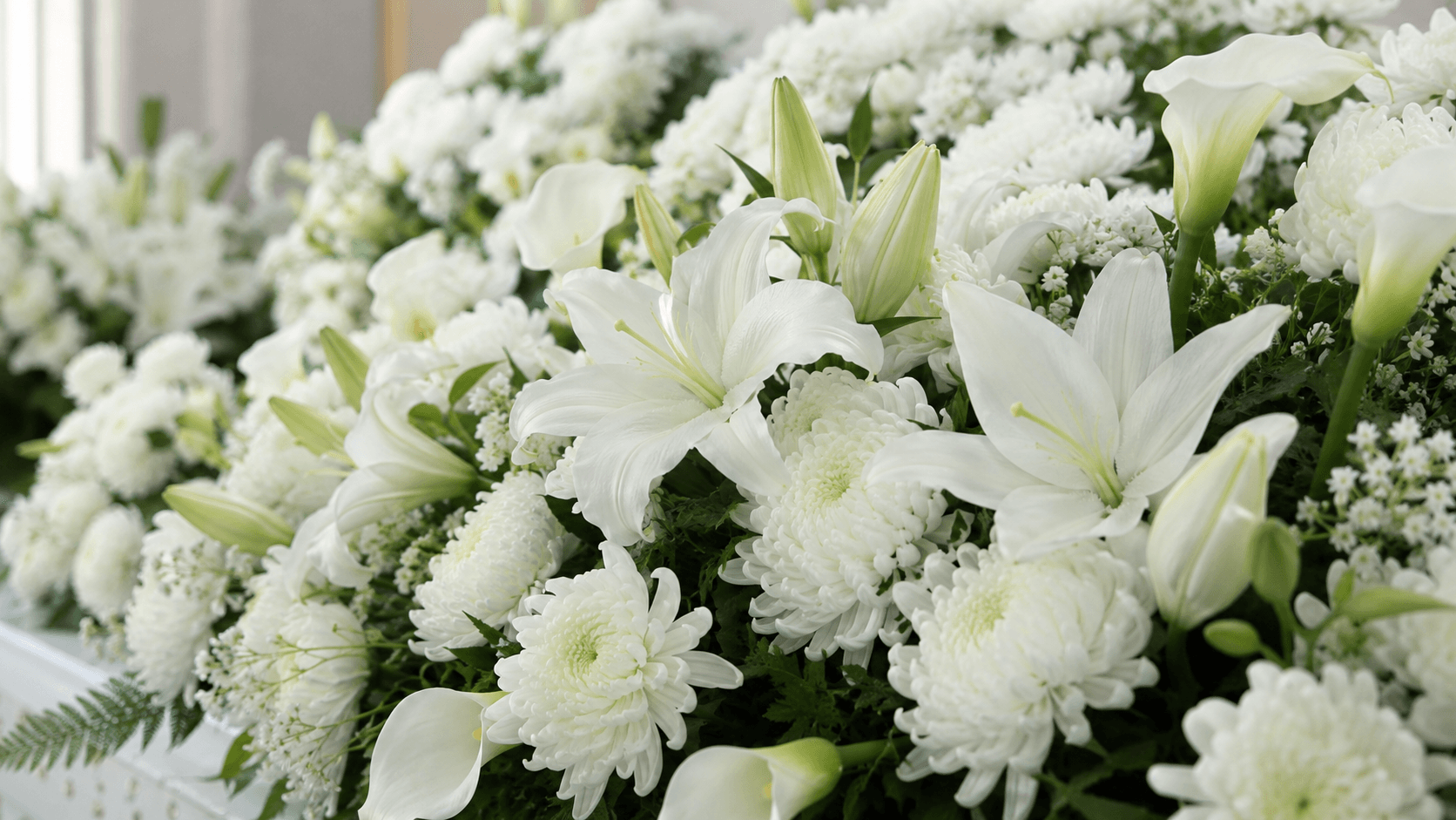 白い花を中心にした花祭壇のイメージ