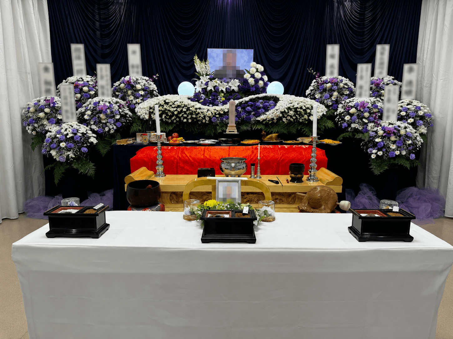 町屋斎場の式場内の祭壇と供花(個人情報保護のため加工済み)